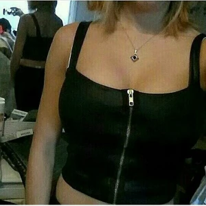  - Sexig o snygg topp med fakedragkedja i guldfärg, köpt i london, fint skick. Märkt med storlek M men passar mer en xs/liten s. Frakt tillkommer!

Kolla in min profil här på plick eller min bloppis på instagram (smilebloppis) för annat fint.