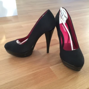  - Skor, aldrig använda. 