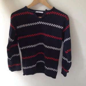  - Åhléns, marinblå tröja med vita och röda ränder 