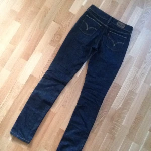 - Levis-jeans i modell 471 slim fit. I nyskick. Om du vill får du årets röv i dessa. Säljes pga passar inte längre. Skitsnygga. 
