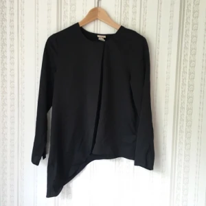  - Asymmetrisk skjorta från HM Trend i jättefin kvalité! Använt ett fåtal gånger. 