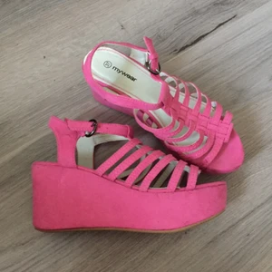  - Rosa platåskor aldrig använda. Kan skicka mot frakt eller möta upp i Stockholm.