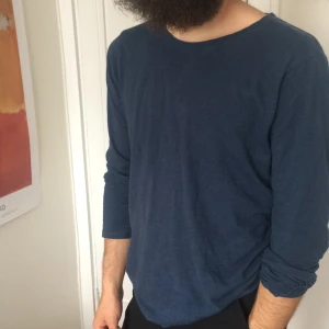  - En skön långärmad t-shirt från weekday av äldre modell. Använd sparsamt. Grymt skön.  Kan mötas vid Mariatorget i Sthlm, annars frakt☺️