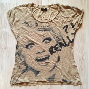  - t-shirt med tryck från veromoda i bra skick! 

kan lämnas i örebro, askersund eller hallsberg! annars pris+frakt! 

