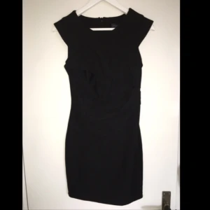  - "Den lilla svarta", från TopShop som är mycket smickrande för figuren!

Finns i Uppsala (och eventuellt Stockholm), kan mötas upp, men om via posten betalar köparen frakt 
