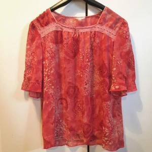  - Fin tröja med röda blommor på. Bra skick🌺
Frakt 50kr.
Swish eller mötas upp i Strängnäs