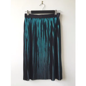  - Aldrig använd! Skimrande plisserad kjol från Monki. Endel och knälång modell. 