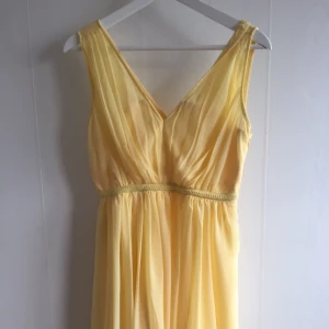  - Gul klänning från VILA använd endast 1 gång. 