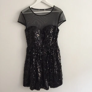  - Paljettklänning inköpt precis vid nyår, använd en gång. Minns inte vilken butik den kommer ifrån då jag klippt bort lappen för den satt lite konstigt. Annars fin och rolig klänning om man vill känna sig lite extra glittrig :)

Sparkly sequin dress used only once. 
