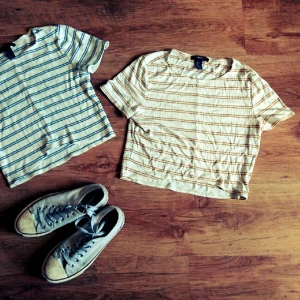  - Den med bruna ränder är helt oanvänd och den blå använd endast en gång (har en superliten fläck på framsidan). Fin design med söm på framsidan och är lite kortare fram än bak (v-format). Markerad storlek L men passar nog S och M också beroende på önskad passform. Happy shopping!