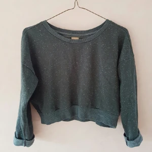  - Skön magtröja från Zara, Trafaluc.
Kort modell. Den slutar i midjan på mig 
(är 164 cm lång)

Snygg till exempelvis högmidjade byxor
