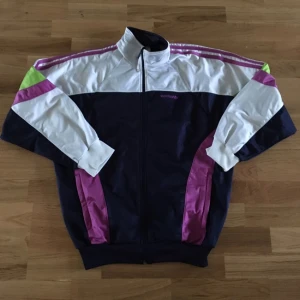  - Så snygg ziptröja från Adidas, från tidigt 90-tal! Blå/lila/grön/vit🙌🏼✌🏼️✌🏼️👍🏼👊🏼✨ i superfint skick! Snyggast på oversize🙌🏼❤️ unisexmodell✌🏼️

Eventuell frakt betalas av köparen😙