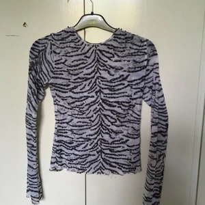  - Meshtröja med zebramönster! 