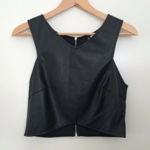  - Lädertopp från HM med dragkedja i ryggen, aldrig använd