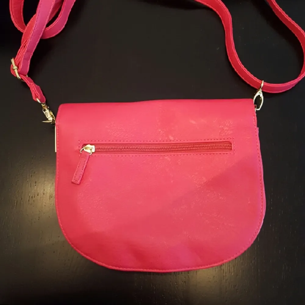 oanvänd söt liten rosa väska från Don Donna

kan mötas upp i Stockholm annars betalar köparen för frakten . Väskor.