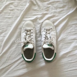  - Adidasskor (Stan Smith) köpta i maj, mer smutsiga än använda! Görs rent så gott det går innan de säljes! Supersköna men inte min style bara! 699 eller 799 nypris så de billiga! Kan ta ner priser lite vid snabb affär :) (exkl frakt, kan mötas i Sthlm!)

