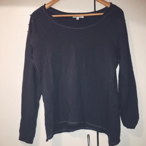  - Snygg tröja i färgen gråblå. 
Frakt 50 kr
Swish eller mötas upp i Strängnäs.