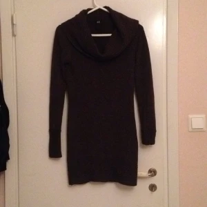  - Lång mörkbrun kofta från h&m. Kan skickas mot fraktkostnad.