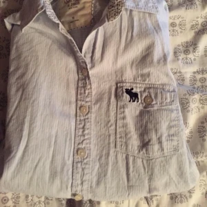  - Säljer min Abercrombie and Fitch skjorta i strl M. Köpt för länge sen i USA. 