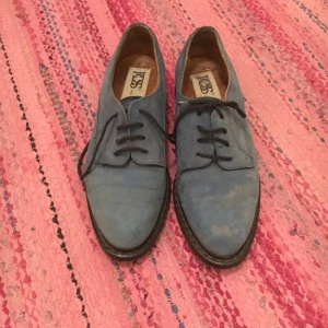  - Söta gubbskor. Står ingen storlek men skulle gissa på 37. Använda men i fint skick. 