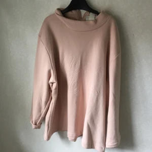  - Oversizad tröja från MONKI helt ny.