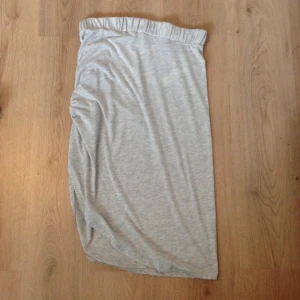  - Ursnygg kjol från Lindex!
Prislapp kvar, inte ens provad.

Kjolen har slits i ens sidan.