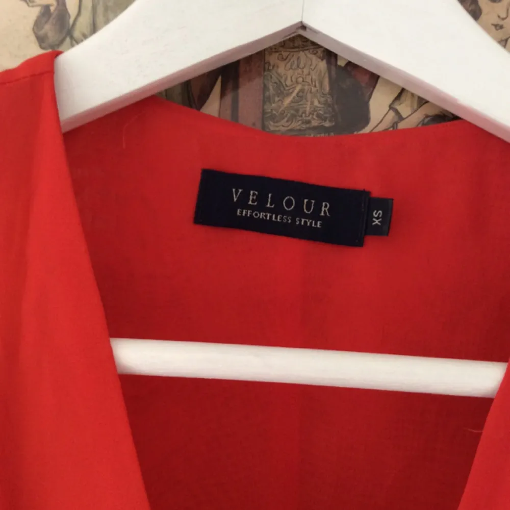 Underbar röd klänning från märket velour, som numera slutat göra damkollektioner. Så detta är ett rare plagg idag! Sparsamt använd. Köparen betalar frakt. Messa vid frågor :). Klänningar.