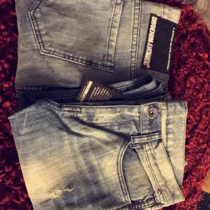 2 par nya likadana jeans från Dr. Demin! Lapparna är kvar! Lite tuffa små slitningar i. Kostar 399kr/st i nypris. Säljer för 150kr/st
Skickas mot porto, kan hämtas i både Kristianstad & Karlshamn