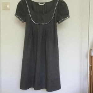  - Klänning. Knyt bak. Tar swish, köparen står för frakten. 