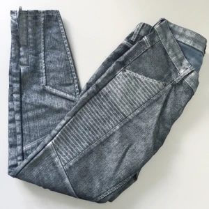  - Silvriga jeans från MQ, deras egna märke zoul. Lågt midja. Tajt passform och små i storleken. Tycker dom motsvarar XS. Nyskick! 🌟🌟