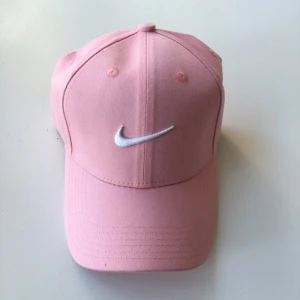  - Snygg rosa keps från Nike med broderad vit logga på! Aldrig använd ✨😀 eventuell frakt betalas av köparen 😙💕