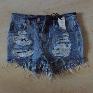  - Slitna jeansshorts från Gina T. Köpte 2 par för att testa hemma och glömde lämna tillbaka det andra paret. Legat i garderoben några säsonger så säljer dessa nu. Sjukt snygga och bekväma! Hög midja. Älskar mitt andra par! Nypris 349:-