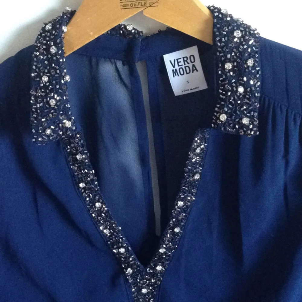 Tunn & fin blus från Vero Moda i mörkblå med glitter detaljer på krage mm. 🌸
Tar gärna swisch & eventuell frakt tillkommer✨. Blusar.