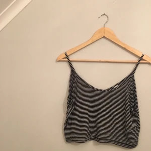  - Kort randigt linne från HM i bomull. Stretchigt och skönt lätt material, sparsamt använd! 
Köparen står för frakten 🌸