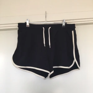  - Mysshorts från Monki!!!!! Sjukt fina till vardags också med en snygg tisha! ✨✨❣❣svarta med vita detaljer på sidorna✌🏼️

Eventuell frakt betalas av köparen😙😙