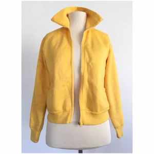  - Gul glad retrojacka.

Storlek: S
Märke: Saknas. Vintage.
Skick: Gott. Använd endast en gång.

Pris: 100 kronor eller bud.

Frakt: Betalas av köparen.

Mängdrabatt och samfrakt vid köp av flera plagg. 