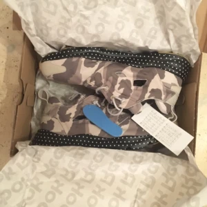  - Helt nya Reebok Furylite GM, camouflage med prickig sula (sand/beach/cliffstone)

De är i storlek 38,5 (Male US 6,5)

De har alla lappar kvar och aldrig använda. Nypris 849kr

Ultralite, så de väger extremt lite, väldigt luftiga och sköna.

Hör av er om fler bilder eller frågor :)