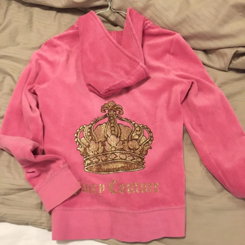 Size M in the PINK and S in the black . Hoodies.