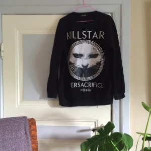  - 🌑🐱Hoodie från Killstar, populär & supergosig!🐱🌑

• Storlek: Large
• Märke: Killstar, Romwe
• Material: Lapp saknas 
• Skick: Exemplariskt!
• Övrigt: Inga skavanker alls
• Frakt: 53kr spårbart