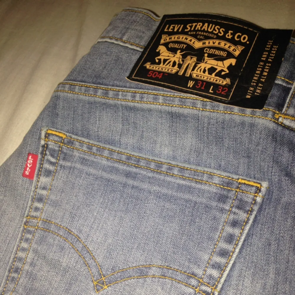 Levis skateboarding 504 Straight 5-pocket jeans.

Helt nya! köpta på Hollywood för 799kr
Använda 1 gång, säljer pga pengar behov💸. Jeans & Byxor.