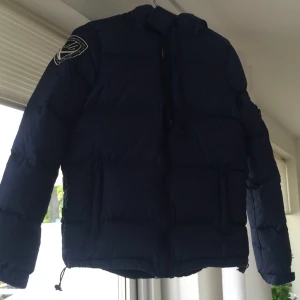  - D brand jacka eskimå blå.
Storlek S.
Nypris 2000kr.

