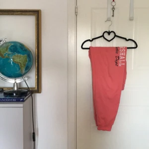  - Rosa mjukisbyxor från  US Marshall, står L men sitter mer som s/m 