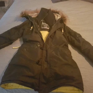  - vinterjacka från alpha industries i storlek xs. jag skulle säga att den passar s också,  sparsamt använd och mycket fräsch.  jackan har en slags innerjacka så man kan välja att ha den öppen, halvstängd eller stängd.  möts upp i sundbyberg/stan. swish eller kontant.