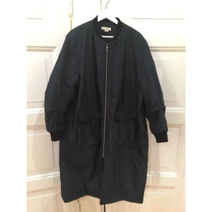  - Lång oversized parkas från H&M. Nästintill oanvänd så i väldigt bra skick. Den perfekta höstjackan. 