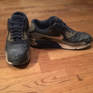  - Nike Air Max 90, rätt så gamla men dom är inte jätteslitna. Kan skickas om köparen betalar frakten :-)