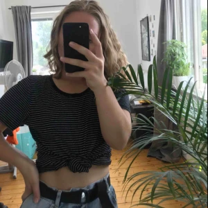  - Jätteskön randig t-shirt från monki! Används tyvärr inte tillräckligt mycket hos mig. Hör av dig ifall du vill ha mer bilder!   OBS, alla kläder måste säljas innan augusti, det som blir över ges till välgörenhet 