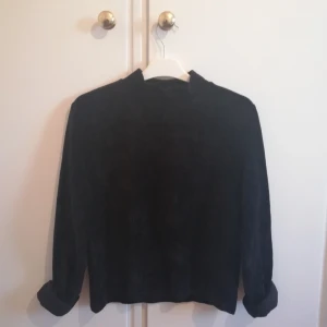  - Svin snygg svart halv polo