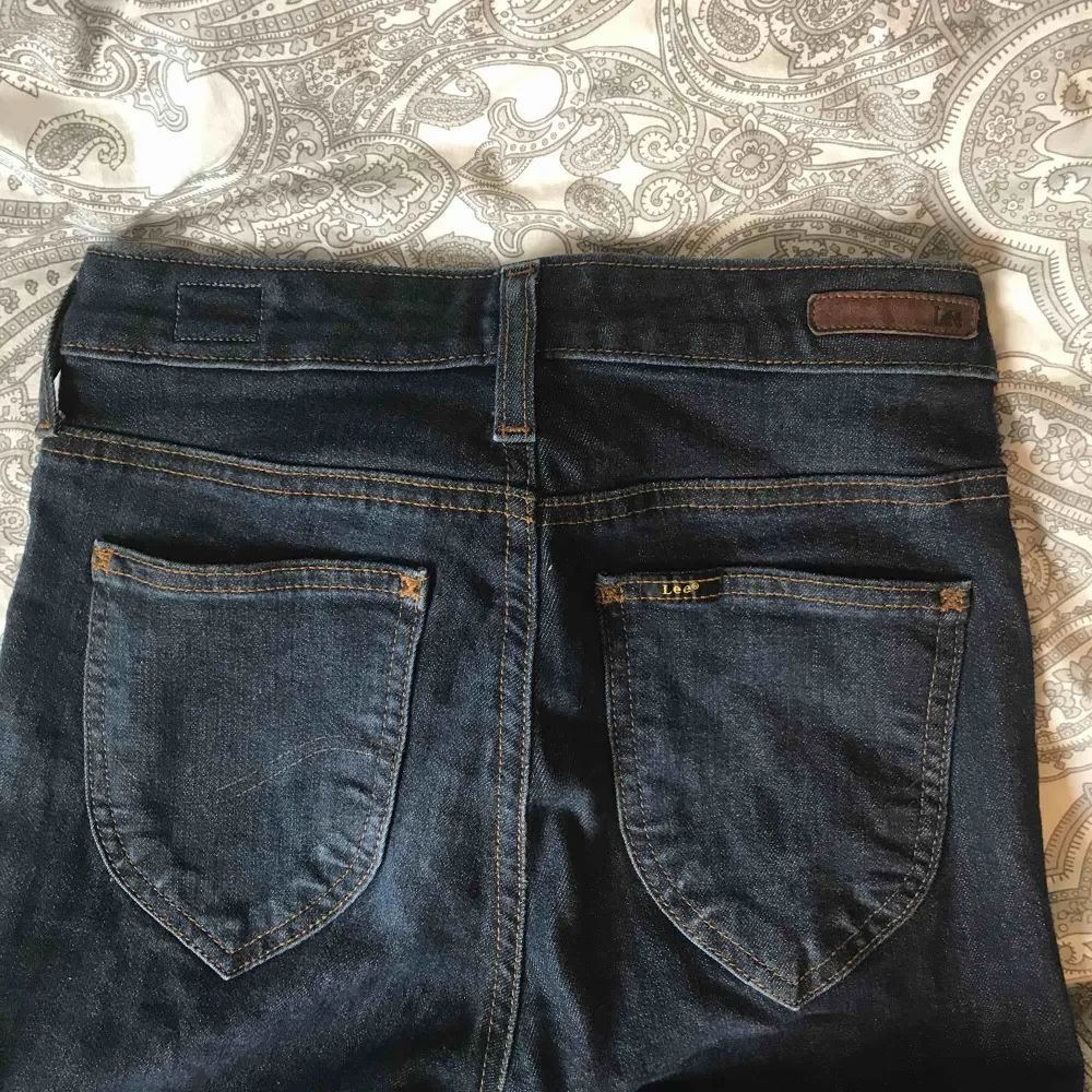 Högmidjade Lee jeans!. Jeans & Byxor.