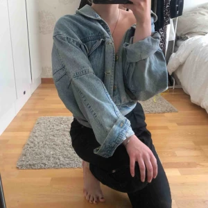  - Den ultimata retro oversize jeansjackan!! Sitter verkligen så snyggt, säljer enbart pga måste sälja av min garderob 💞 nypris 699