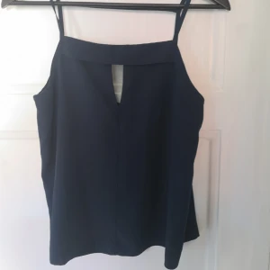  - Knappt amvänt mörkblått linne från Weekday 